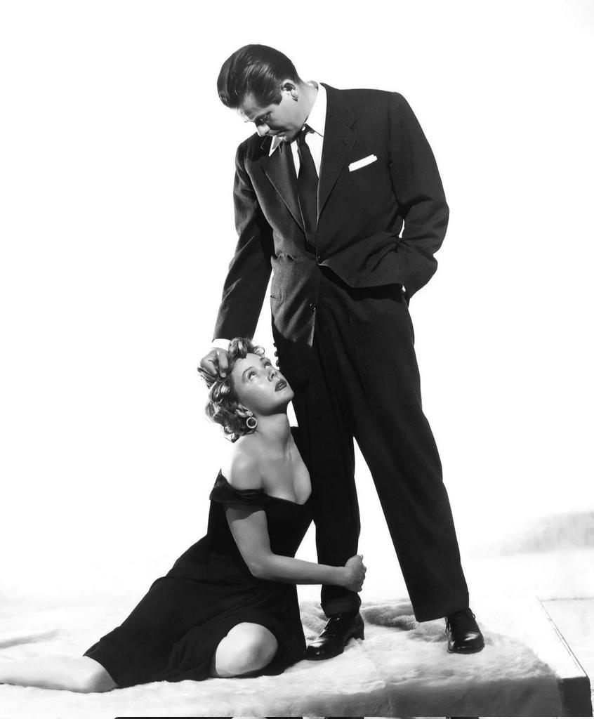 ¿Cuál es tu interpretación favorita de #GlennFord? El actor canadiense y la atractiva #GloriaGrahame en una fotografía publicitaria de #LosSobornados (#TheBigHeat, 1953), de #FritzLang. Obra maestra indiscutible del #CineNegro del #CineClásico de #Hollywood.