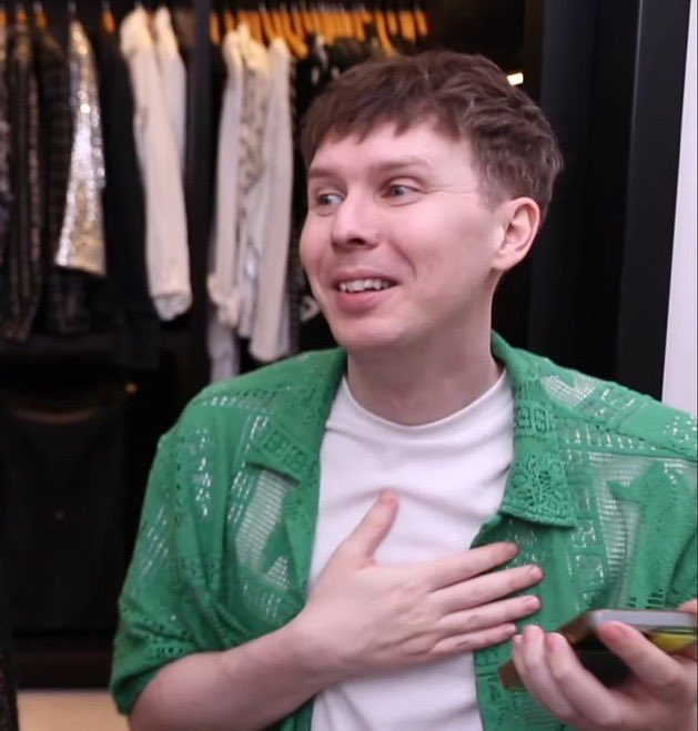 imagine living with phil. getting to see his face every fucking day. getting to hear his laugh constantly. getting to watch him smile all the time. ugh dans so lucky