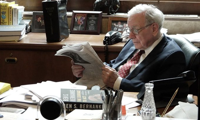 MnkeDaniel's tweet photo. Warren Buffett reads up to six hours per day.
"I just sit in my office and read."
Having read thousands of books, he knows some of the best ever written.
Here's his list of must-read books👇 https://t.co/gOpFaMG6hg