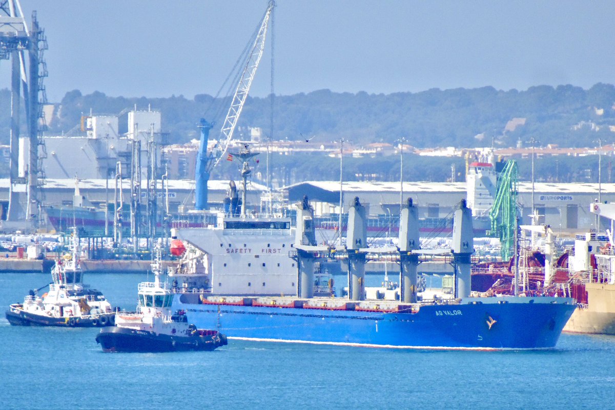 AG VALOR berthing 🤓#Pilot #tugs #port #Tarragona #maritime #VTS #shipspotter #Sunday