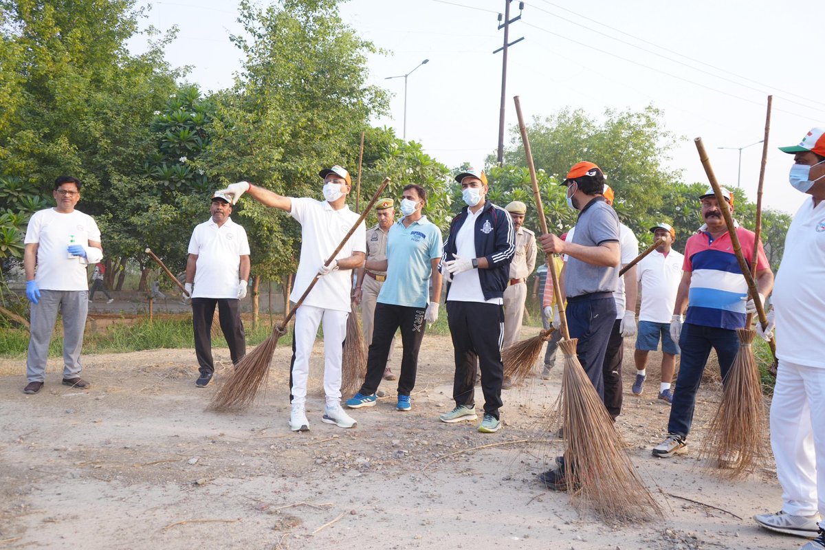 उपाध्यक्ष महोदय के नेतृत्व में प्राधिकरण की मधुबन बापूधाम योजना में स्वैक्षिक सफ़ाई अभियान चलाया गया, जिसमें उपाध्यक्ष, सचिव एवं प्राधिकरण के अधिकारियो/कर्मचारियो द्वारा प्रतिभाग किया गया। #safai.