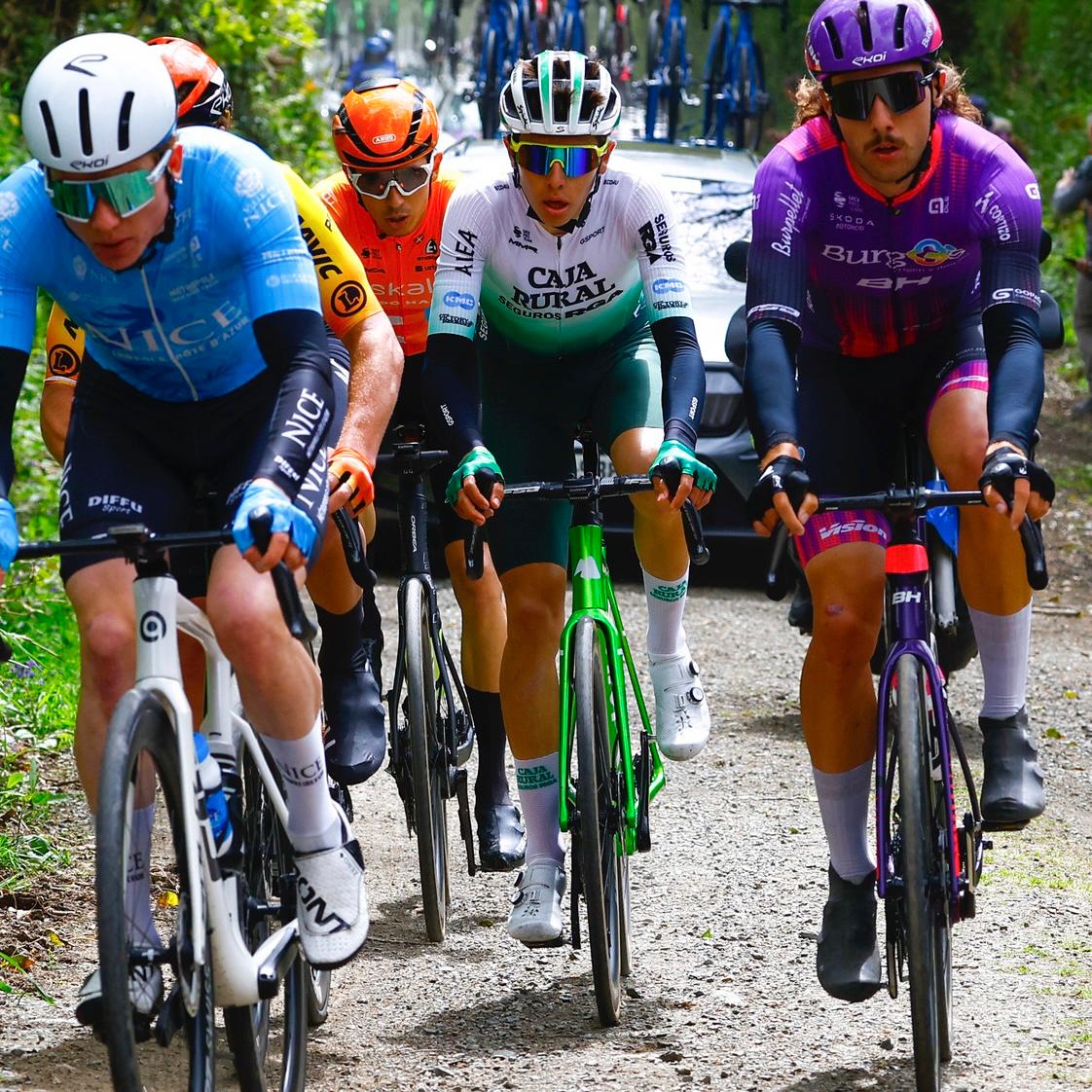 #TroBroLeon Se mantiene en la escapada del día Jaume Guardeño, con una ventaja que ronda los 4 minutos. Restan aún muchos tramos de tierra. 📸 @SprintCycling #Súmatealverde 💚