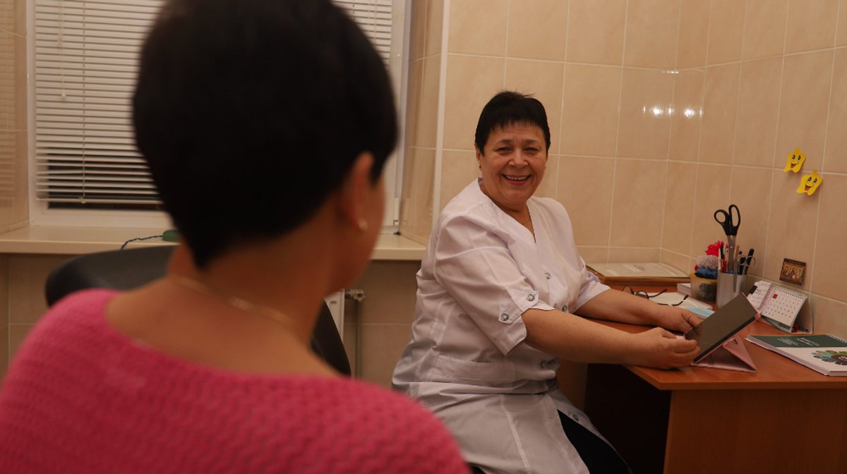Today we share the story of a midwife, Antonina, who has been assisting women and newborns for over 35 years. Despite the wartime challenges, Antonina provides #SRH services in the city of Kramatorsk. Read more: t.ly/Cbhd0