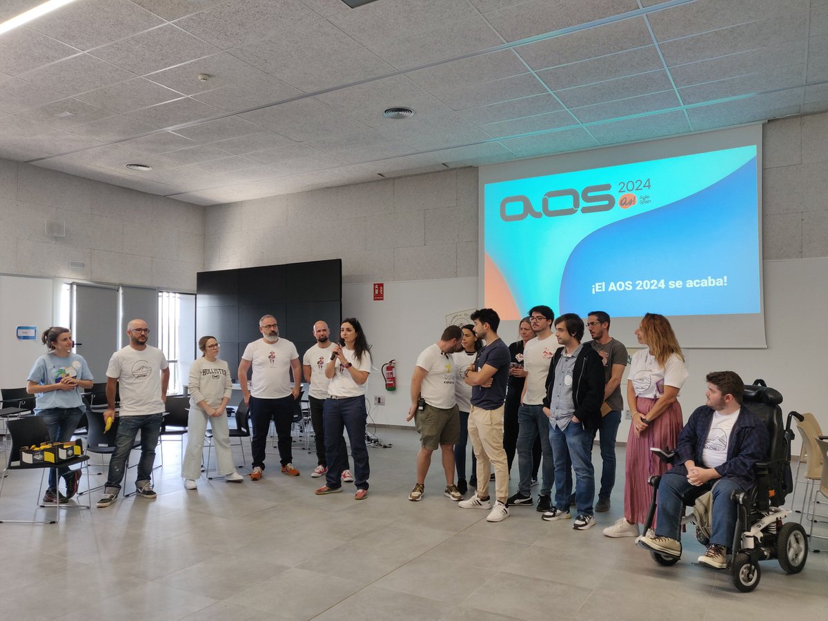 El AOS se acaba... 
Casi!! 
última sorpresa , nos vamos a comer todos juntos. 
Y también última dinámica! 
Campeonato de piedra-papel-tijera!
#aos24tenerife