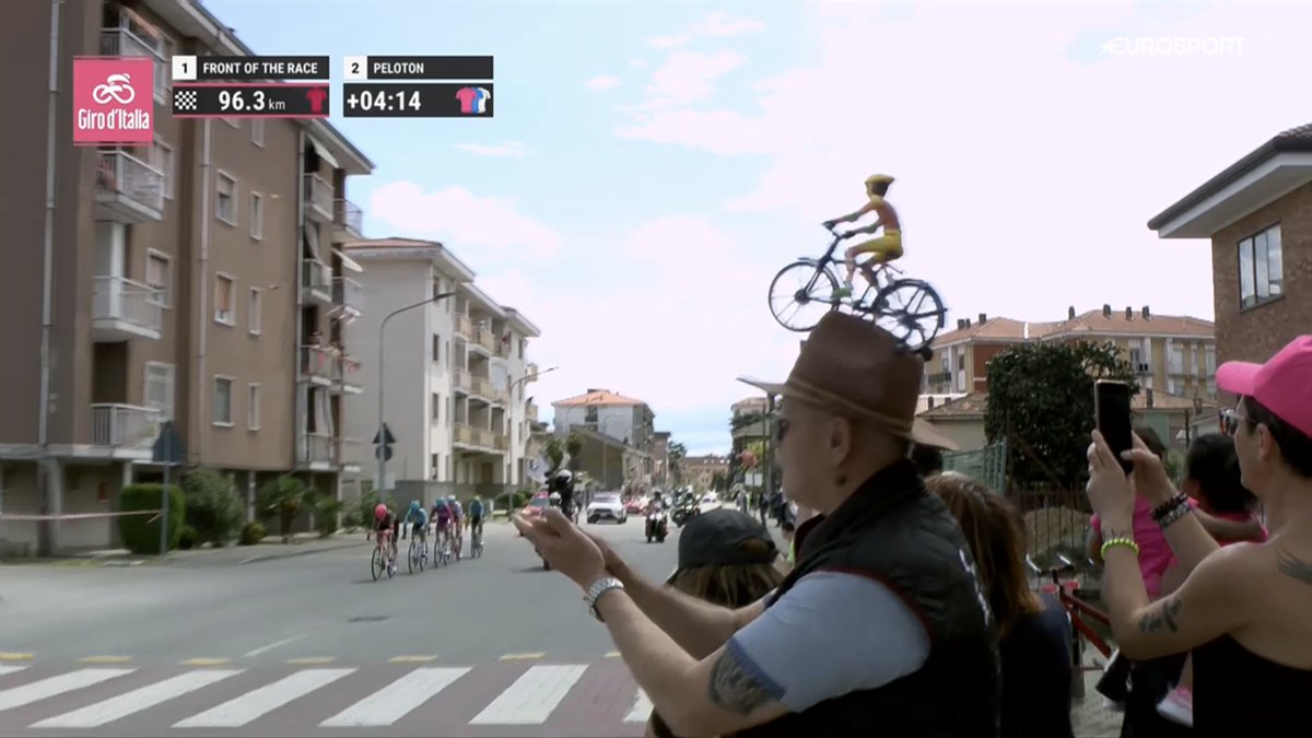 🤠Nice hat. @OutOfCycling #GirodItalia