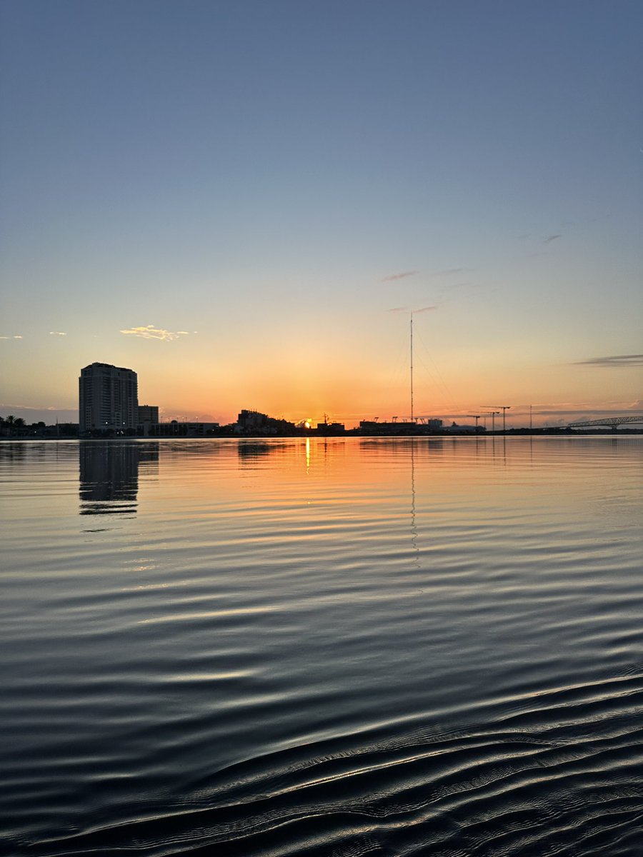 @DonnaDeegan My view from the Southbank riverwalk this morning, right by the Main Street bridge 🌅