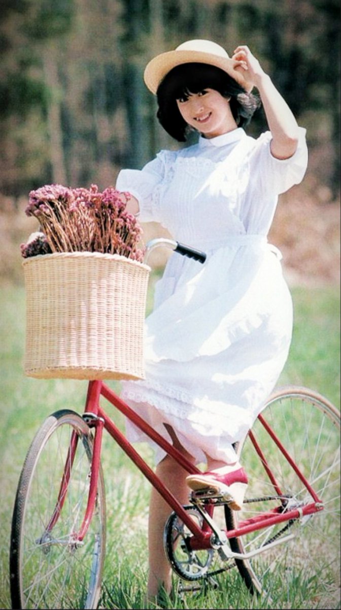 ５/５は 『自転車の日』 これ以上 おしゃれに 自転車に乗っている姿って 他にあります❓🙄😊 　#河合奈保子 さん💐