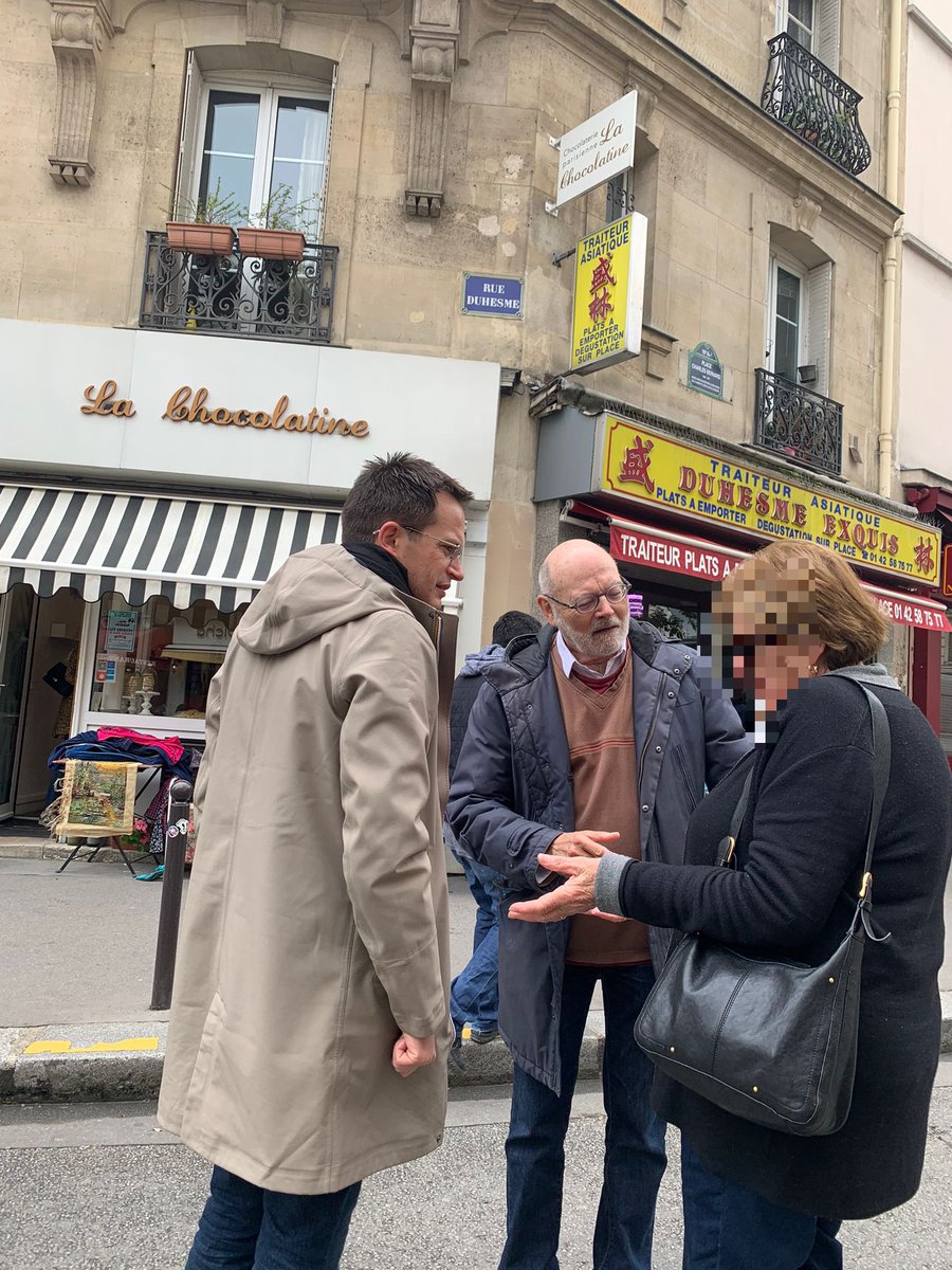 Un moment d’échanges très sympathique au vide-grenier organisé par le Carré Versigny. Dans la joie et la bonne humeur, nous avons pu évoquer de nombreux sujets de notre vie quotidienne. #Paris #Paris18