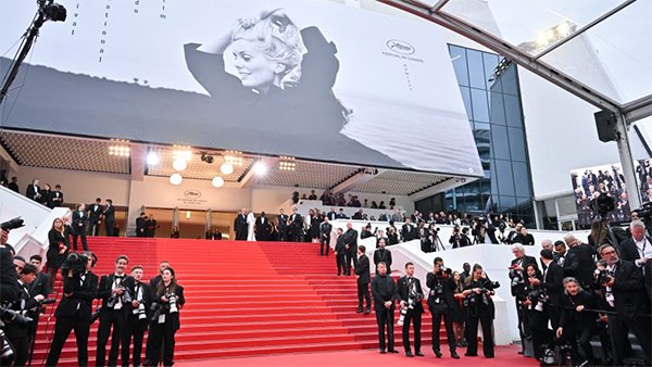 Super nouvelle ! 🌟 Notre court métrage du @clgLesgrandsch1 de @villepoissy débarque sur les grands écrans du Festival de Cannes le 16 mai ! Soyez prêts pour l'éblouissement ! 🎥✨ #Cannes2024 @acversailles @expresso @education_gouv