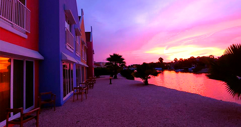 The sun goes down on another beautiful day at Courtyard Bonaire. 💜💙🧡 best-online-travel-deals.com/tropical-resor… #caribbean #vacations #getaway #tropics #tropical