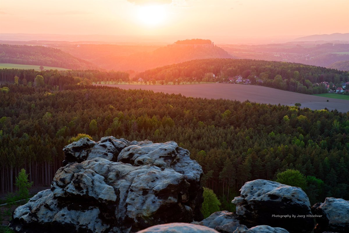 Ausblick 😊
#SächsischeSchweiz #Sächsische #Schweiz #saxonswitzerland #sunset
Photography by Joerg Nitzschner