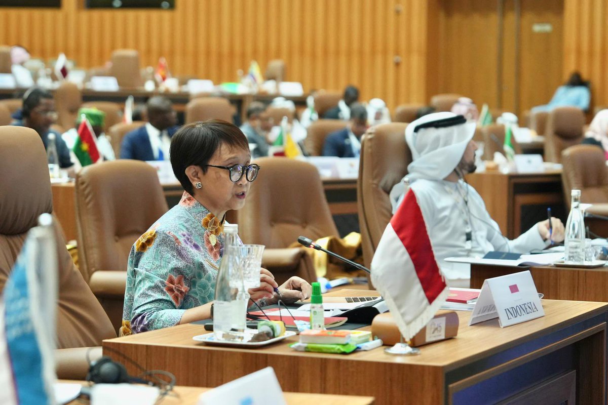 At the #OICBanjulSummit (4/5), I urged the <a href="/OIC_OCI/">OIC</a> to remain united in helping #Palestine by pushing for an immediate &amp; permanent ceasefire, sustain humanitarian assistance for #Gaza, creating conducive environment towards two-state solution, &amp; prevent further escalation.