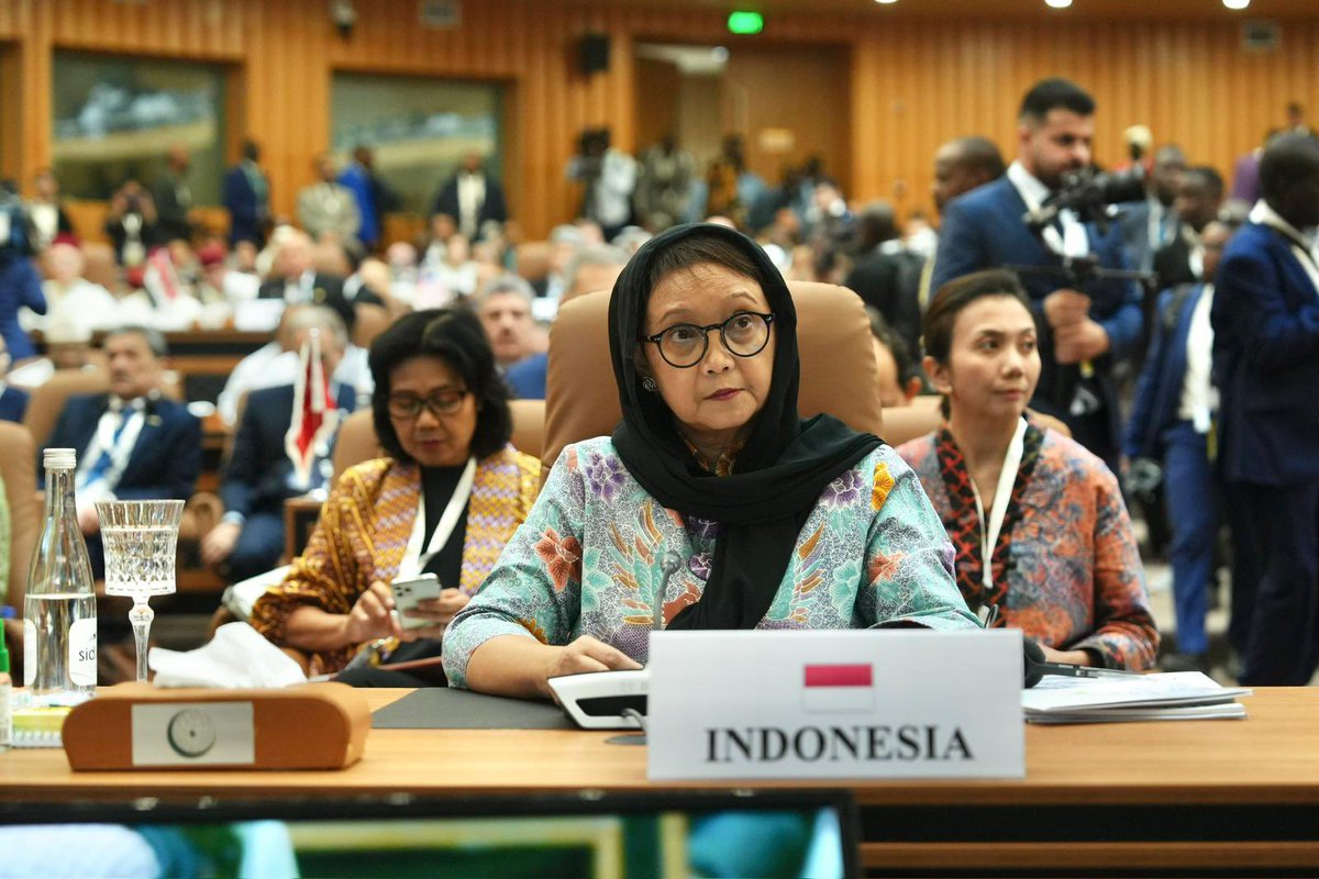 Menlu_RI's tweet photo. At the #OICBanjulSummit (4/5), I urged the @OIC_OCI to remain united in helping #Palestine by pushing for an immediate &amp; permanent ceasefire, sustain humanitarian assistance for #Gaza, creating conducive environment towards two-state solution, &amp; prevent further escalation. https://t.co/zqnWOujZkl