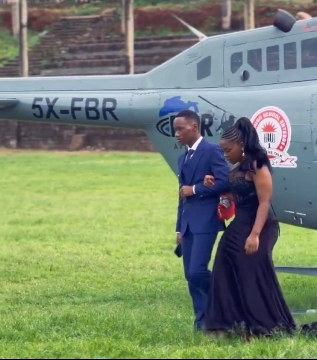 IamCarolPrimah's tweet image. This ka helicopter pained alot of people, especially us who went to schools that celebrate 2nd division at UNEB😂