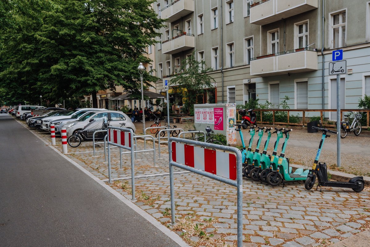 Das effektivste Mittel zur Reduzierung des privaten Autoverkehrs in der Innenstadt: Der Abbau von Auto-Parkplätzen. Denn wer sein Gefährt nirgendwo abstellen kann, wird damit auch nicht rumfahren, egal wieviel Schnellstraßen gebaut werden. (hier: Berlin-Mitte, Sprengelkiez)