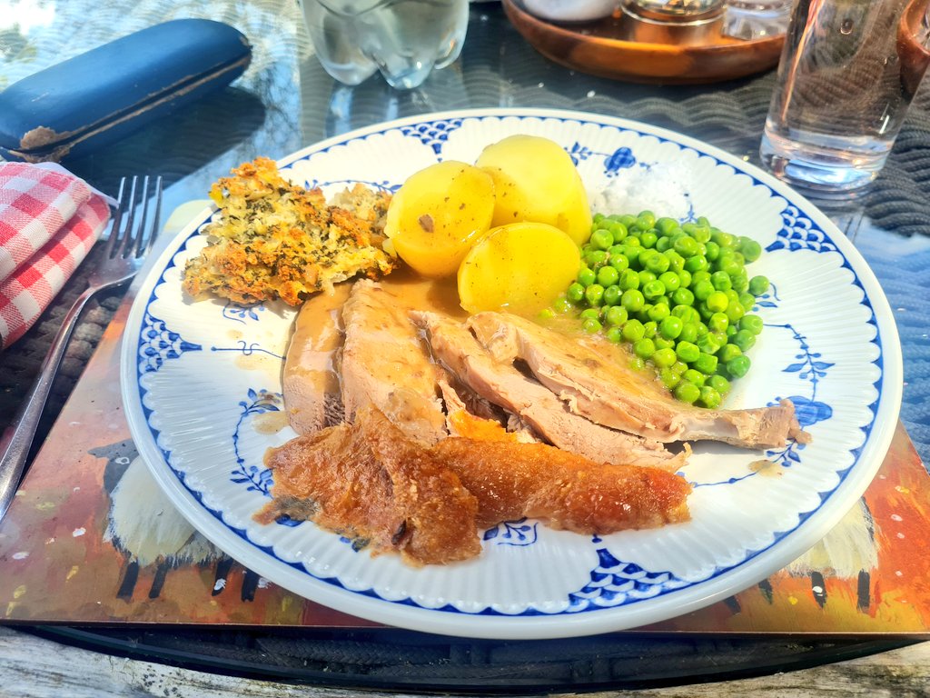 Who would have thought when it was chucking it down the other day that we would be having Sunday lunch in the garden today! Roast duck, potatoes, peas, stuffing and gravy made from the pan juices. Thankyou @debbiesutcliffe it was absolutely delicious 😋 👌😊
#tetfordlonghorns