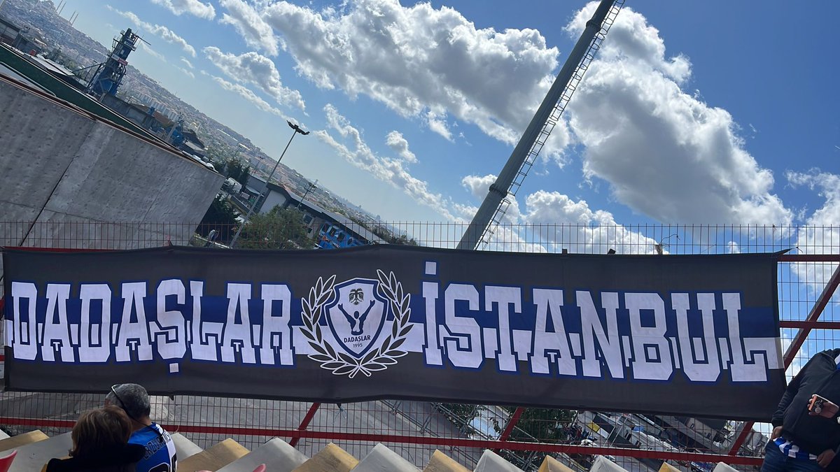 🇪🇪 | Dadaşlar İstanbul temsilciliğimize ait Pankartlarımız Ümraniyespor maçı için Stadyumundaki yerini aldı! @DadaslarGrubu34 #DadaşlarGrubu #Erzurumspor