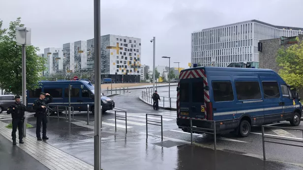 🇫🇷 FLASH - Le centre-ville de Nanterre est bouclé par les forces de l'ordre pour une reconstitution de la scène de la mort de Nahel. (Le Figaro)