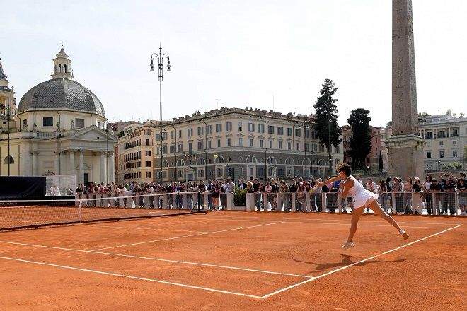 Wonderful idea of the Internazionali BNL d'Italia to run pre-quallies/training on a tennis court on Piazza del Popolo with free access to the public-perfect way of showcasing tennis in Rome's singular atmosphere! (🙏 for the info &📸 @AndaNaciu)