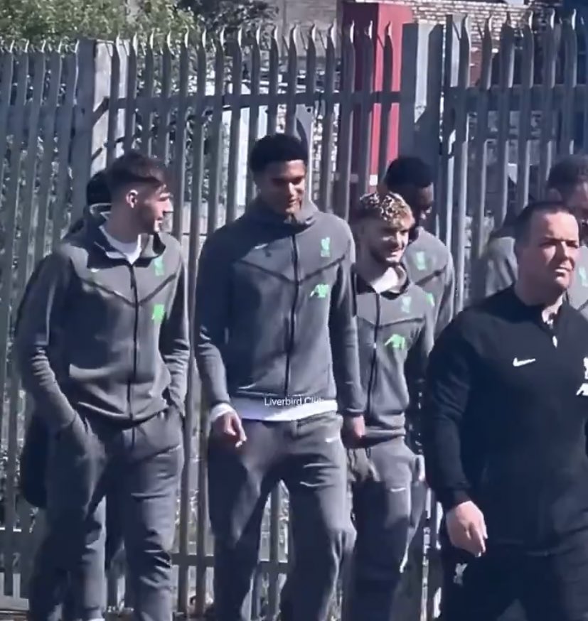 Despite being a doubt, Virgil van Dijk travels with the Liverpool squad! Conor Bradley also returns.😁🔴

📸 - @766ers