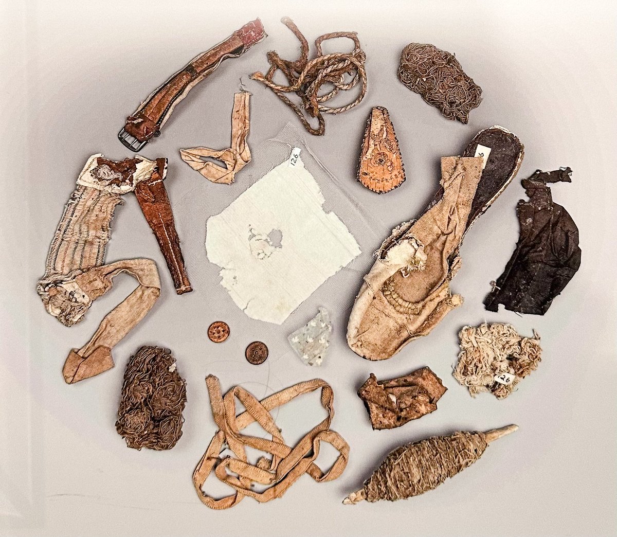 In 1949, preservation staff removed a rat's nest from behind a wall in the Washingtons' bedchamber. ⁣The rat had collected materials from different eras, including a woman's shoe, rope, and a small scrap of white cotton dimity fabric used in the Washingtons' bed curtains. 🐀
