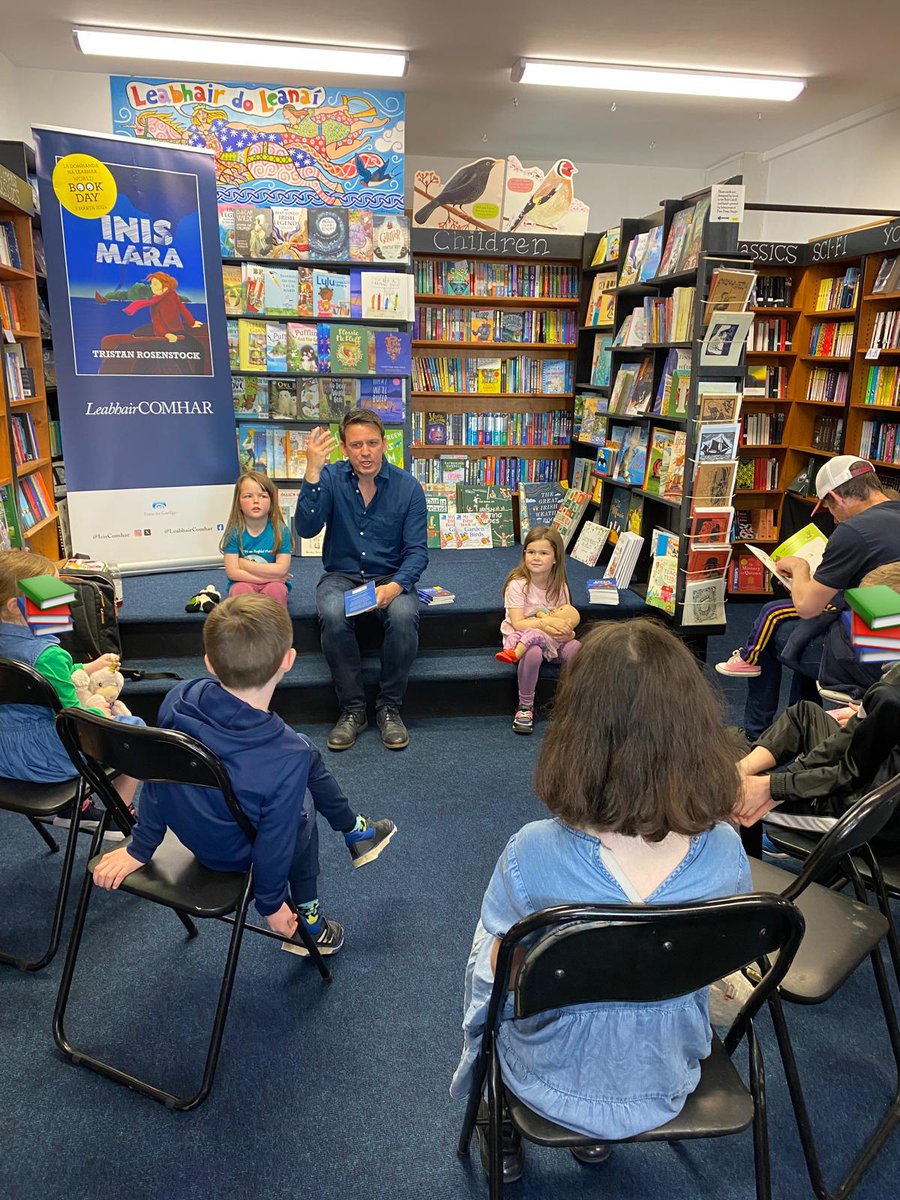 Maidin álainn le léitheoirí óga Chorca Dhuibhne sa @DingleBookshop mar chuid de @feilebealtaine. Tá sé ina shamhradh anseo sa Daingean! 📚🏝️