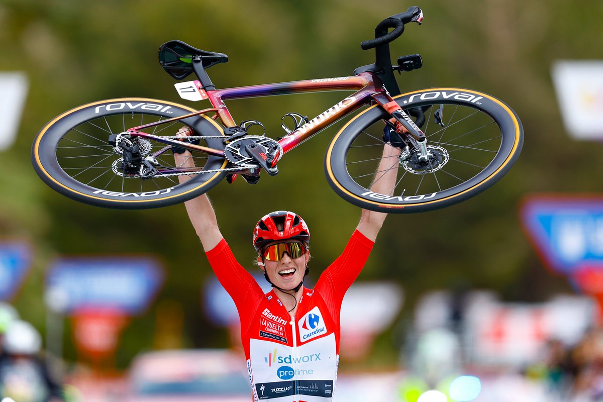 Like an unstoppable force, Demi Vollering - @sdworx presents a GC masterclass in #LaVueltaFemenina, securing a deserved overall win. ❤️ ❤️ Una masterclass de @demivollering para conquistar la CG de La Vuelta Femenina. 📸 @sprintcycling