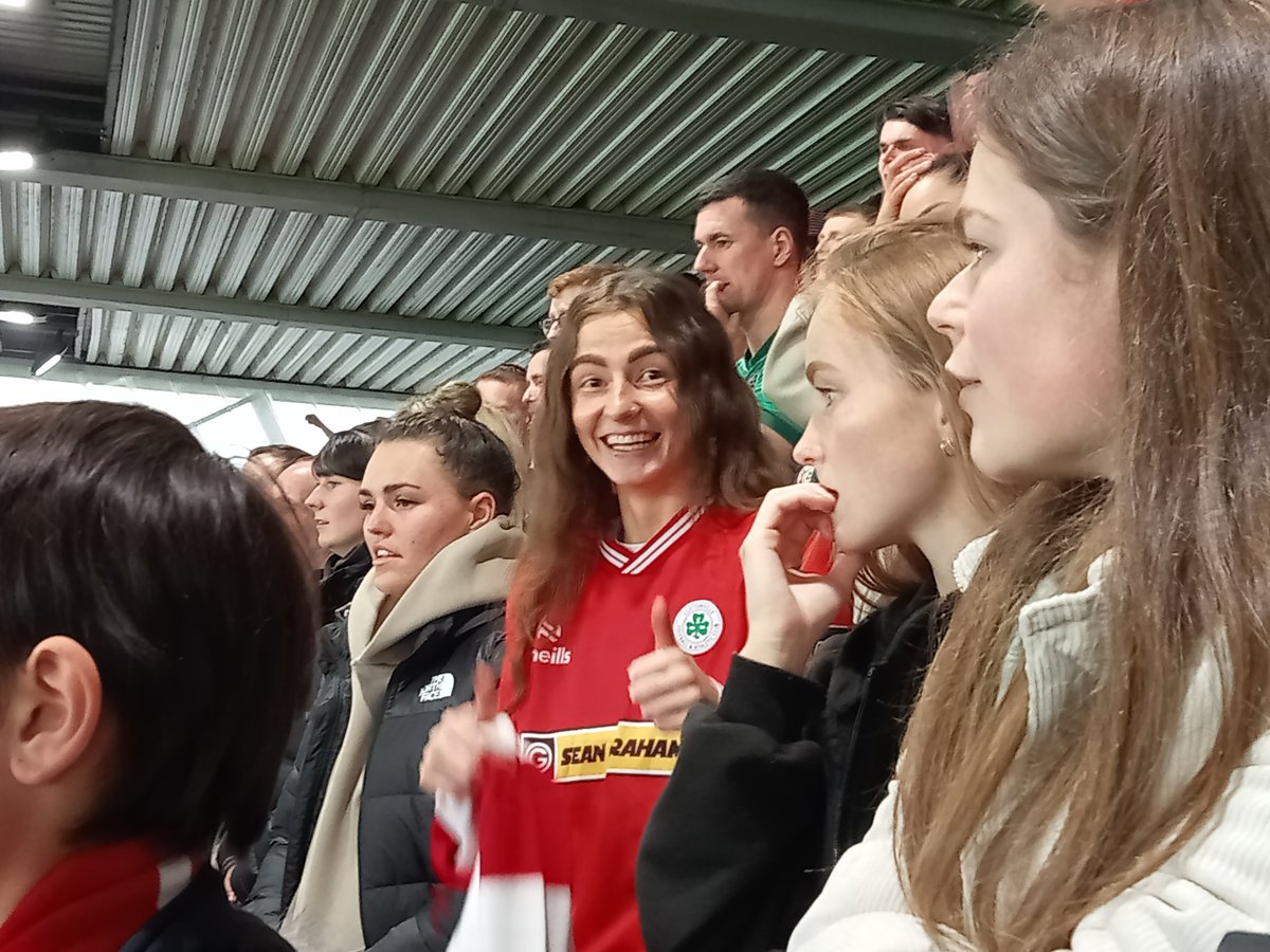 Cliftonville Ladies players, coaches & volunteers greatly enjoyed watching the club’s SECOND best team win the @ClearerWater Irish Cup. MEN are good for some things! @QuoproR @PentagonSol @niavac @TheBurgerClub3 @Eimears_Wish @four_gears Pizza Guyz #SportsDirectPrem