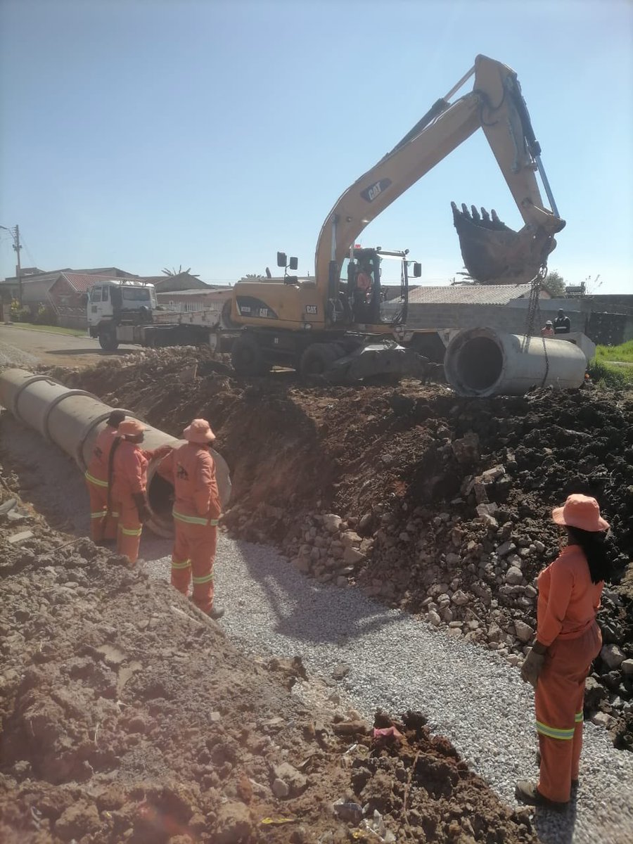 @CityofJoburgZA @GPDRT_ @MMCKennyKunene @_ArriveAlive #JoburgServices #JoburgUpdates [Progress Update] Park street Eldorado Park: installation of stormwater pipes currently underway.