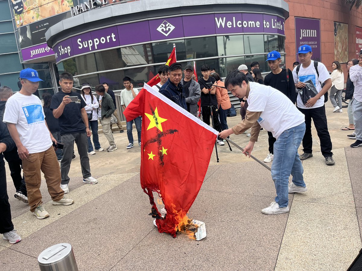 昨天在活动结束后，有一个年轻华人姑娘找到我，表达了她的疑惑和不解。

她表示认同我们活动中的口号：“中共不代表中国”，可反党不意味着反中国啊，你们什么要焚烧中国国旗呢？

我看着她努力压抑着的情绪对她说：我们烧的是中共党旗，而不是中国国旗，五星红旗不能代表中国。