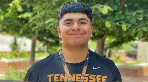 Official visit helps #Tennessee ‘a lot’ with #Vols OL target @yaboiantkade nearing decision 247sports.com/college/tennes…