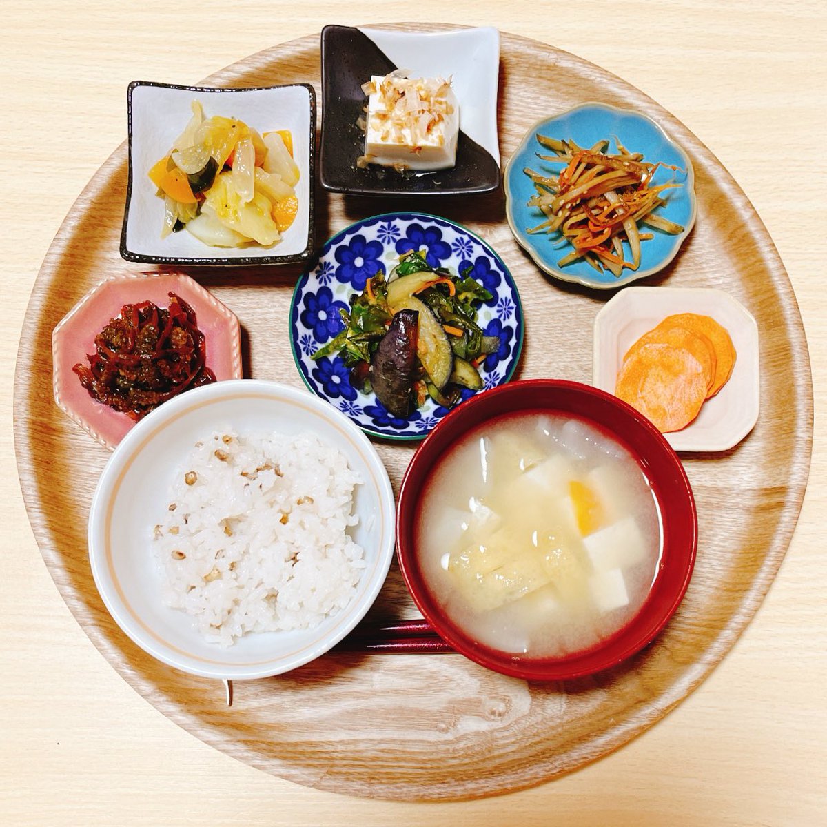 今夜のごはん🍚

・重ね煮
・冷奴
・きんぴらごぼう
・つくしの佃煮
・ナスとピーマンの甘味噌炒め
・人参のぬか漬け
・もち麦ご飯
・お味噌汁

#おうちごはん