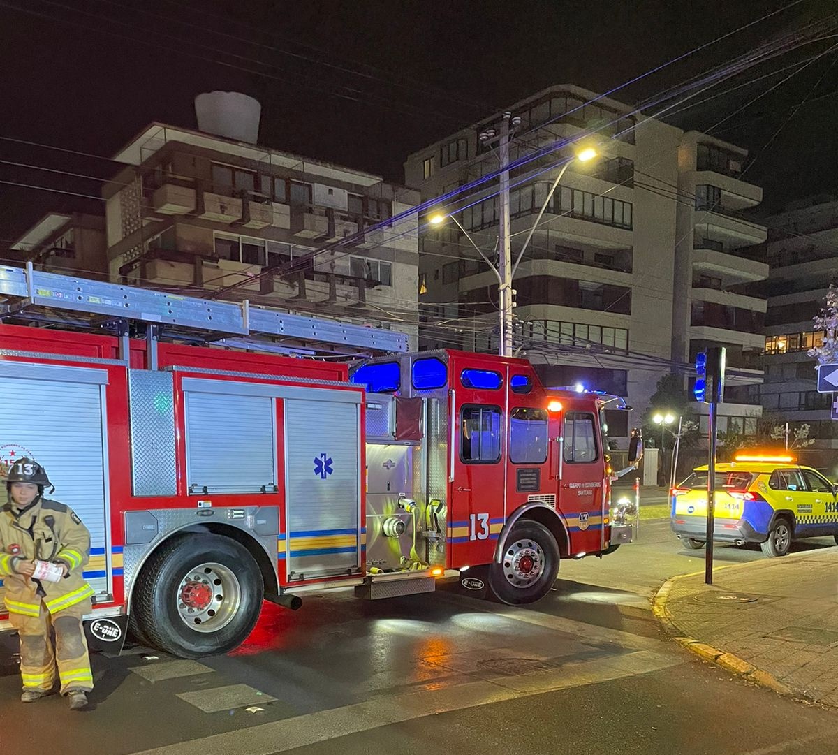 🔴 EMERGENCIAS DE MADRUGADA: el CBS respondió con RX-14 @14FRC y B-13 @13Providencia ante #accidente vehicular, en Eliodoro Yáñez y Av. El Bosque, #Providencia. #EmergenciasCBS #BomberosSantiago