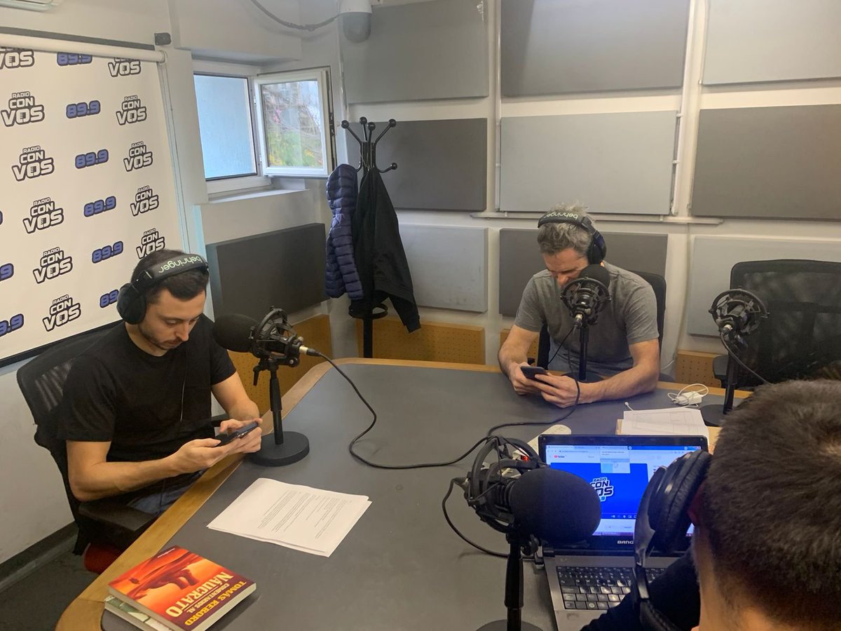 👉 #AIRE | 🗣🎙 Arrancó #ElFinDeLaMetáfora con @ischargro y el colega @ibanezsoy como invitado especial, hasta las 12 en @radioconvos899 Nos escuchás en radioconvos.com.ar Nos ves en youtube.com/watch?v=TPx7FQ… Y podés mandarnos mensajes al 1153798990