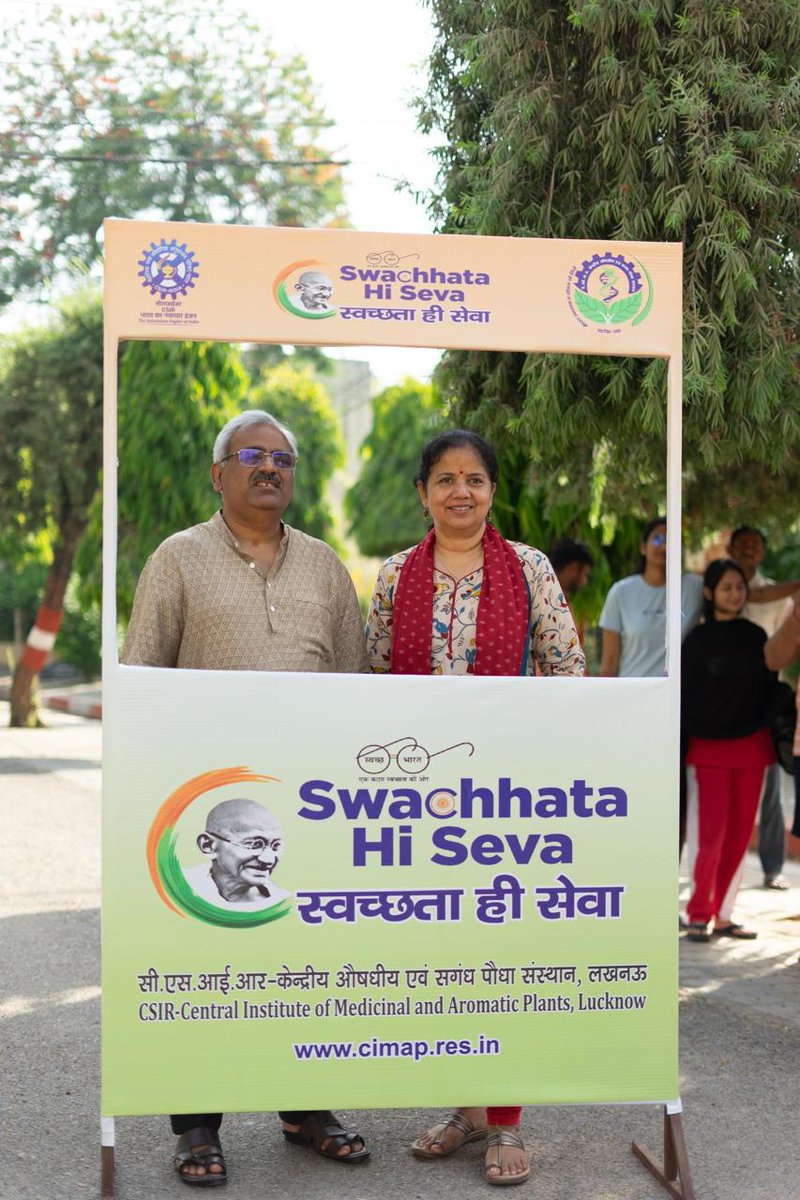 The initiative was led by Dr.@PrabodhTrivedi , Director @CSIRCIMAP, staff members and family members participated in the campaign.@DrNKalaiselvi @CSIR_IND #SHS2024 
 '#swatchbharat #swatchataabhiyan #cleandrive