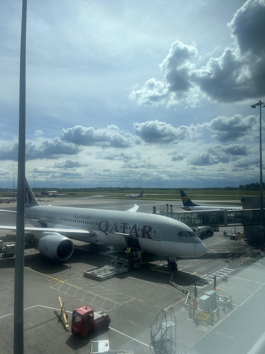 737 looking teeny tiny beside the Dreamliner ✈️ #bhx