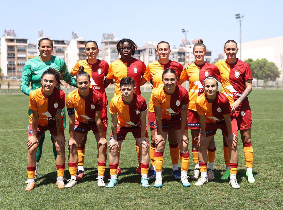 Turkcell Kadın Futbol Süper Ligi'nde şampiyon olan Galatasaray Petrol Ofisi’ni tebrik ediyorum.👏🏻