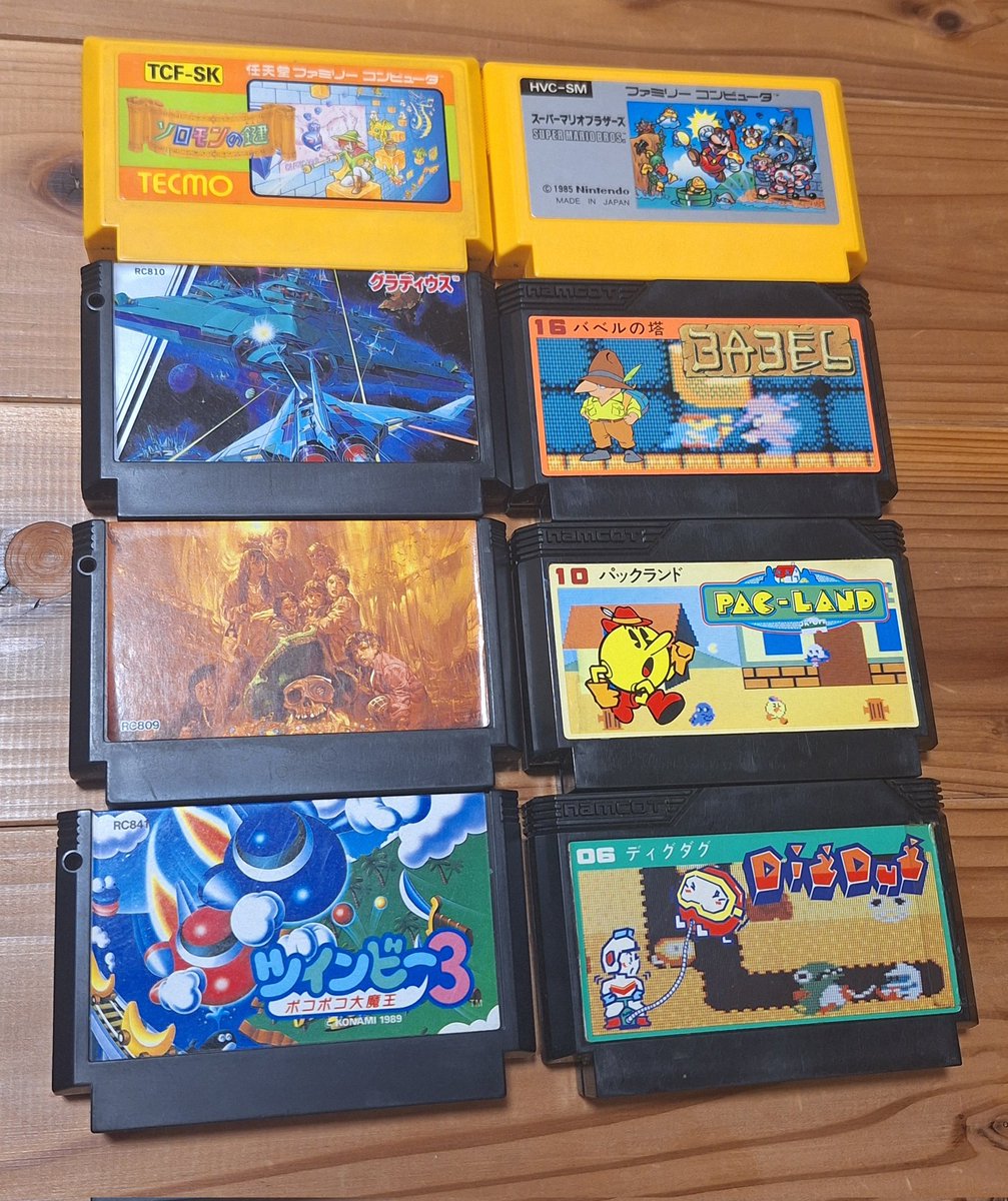 Rogi6gi's tweet photo. ファミコン編

いくつかのファミカセを起動

ちょっとのつもりで
『ソロモンの鍵』
遊んだらやっぱり楽しかった

キャラクターを思いどおりに動かせる操作性ってすごいと思う
10面ぐらい進んだけど
壁に沿って進む
ビカビカ光る玉の処理が難しい
残りタイム？が少なくなると
曲が変わって焦る焦る焦る https://t.co/mJtqPCeF2a