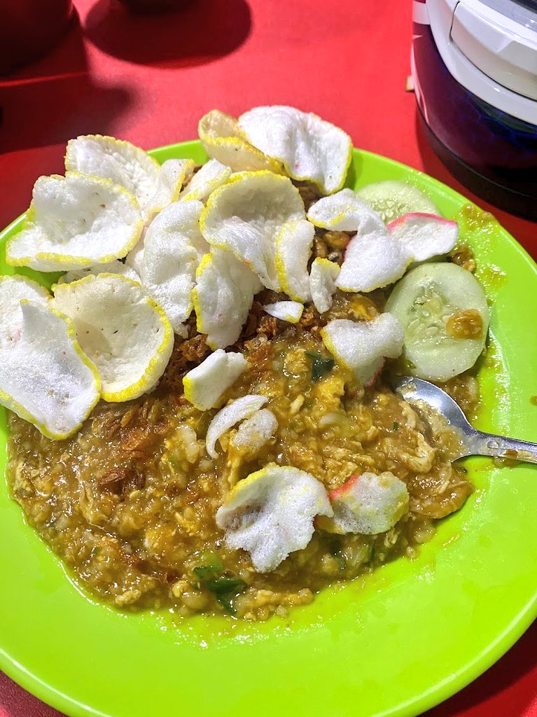 Weekend ini di tutup dengan kuliner Bubur Goreng Bang Juna, kebetulan jenguk lahiran di dekat sini di RS Aulia. Bagi tim bubur di aduk wajib di coba varian bubur ini, tapi tenang tim bubur gak di aduk juga bisa menikmati bubur ayam di sini kok.