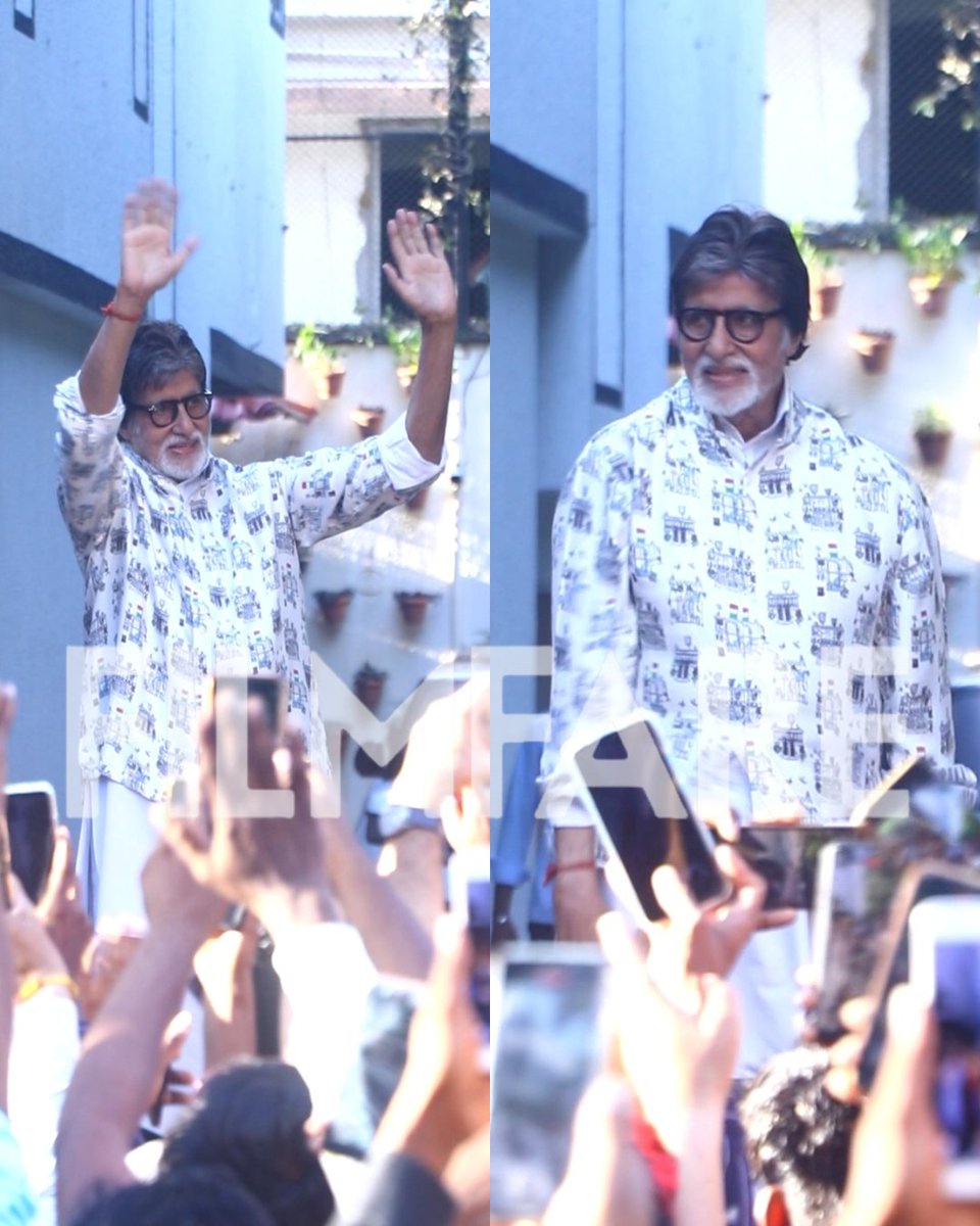 The legend!🫶🏼

#AmitabhBachchan greets a sea of fans outside his home.