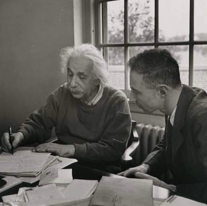 Einstein y Oppenheimer, 1930s.