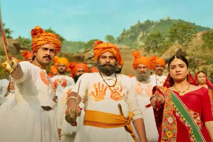 The film Kasoombo is based on the story of warriors from a village in Gujarat who protected the Palitana Jain temples on Shatrunjaya hill from attacks, pillage, and destruction by the invader Alauddin Khalji.

Director Vijaygiri Bava alleged that the censor board forced him to