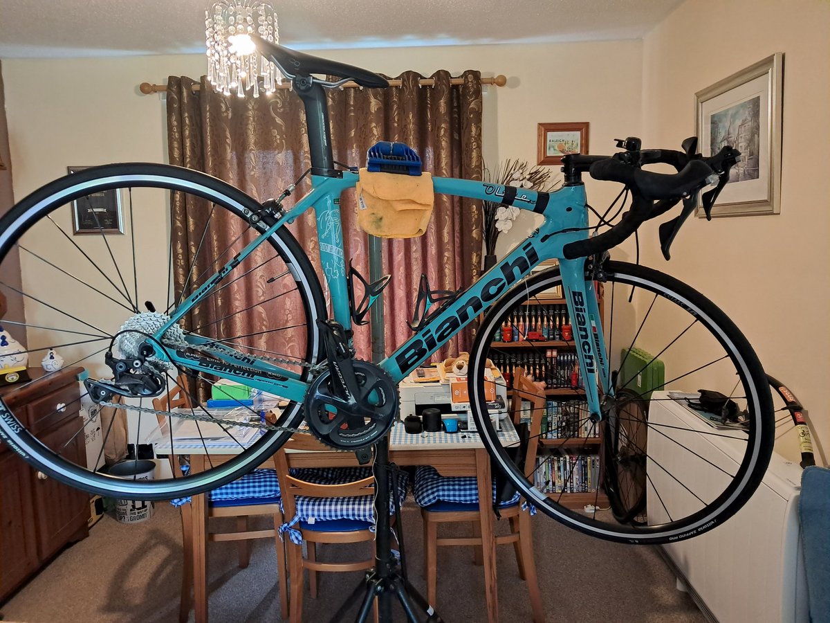 CB_cycles's tweet image. The weather&apos;s crap so we&apos;ve moved indoors 🌧🌧
The old cable is out so no going back now 🤞😬 #ukcyclechat #cycling #cyclistproblems