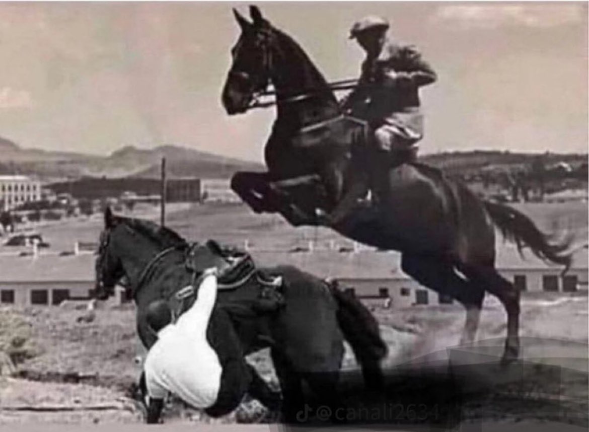 Atatürk düşmanları bu fotoya sinir oluyorlarmiş…
 Fotoğraf gerçektir, yapay zeka kullanılmamıştır..!😁
