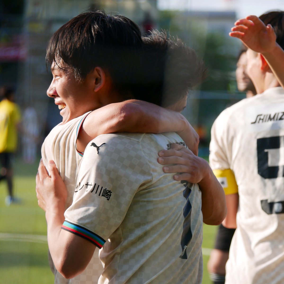 #高円宮U18 
2024年5月5日
川崎フロンターレU-18
vs柏レイソルU-18
#frontale 

#児玉昌太郎 選手の先制点でのセレブレーションの場面です。次々と笑顔の選手たちがやってくる様は嬉しい一幕でした！（ネットが映り込んでしまって分かりにくい部分もあります。すみません）