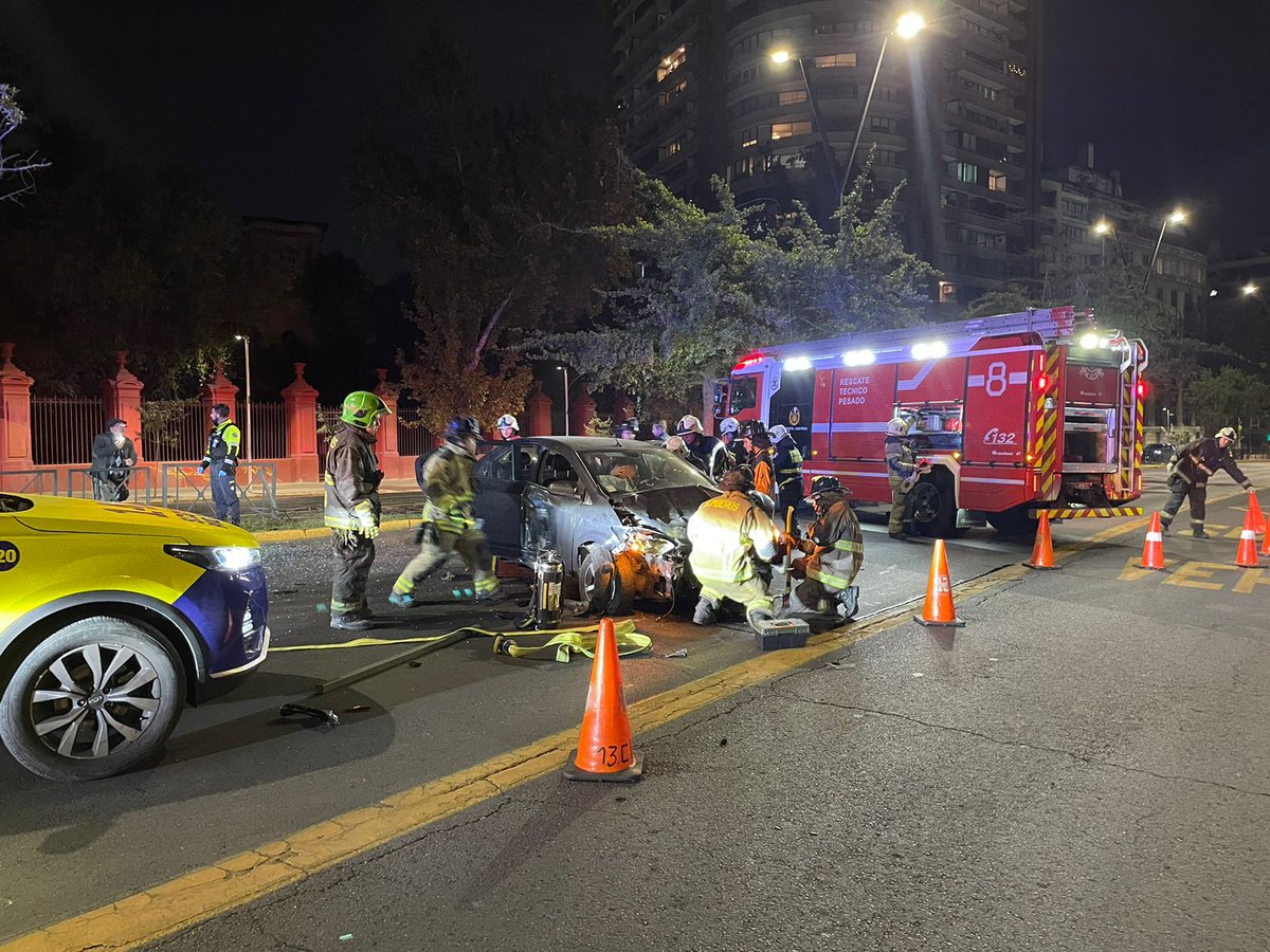 🔴 EMERGENCIAS DE MADRUGADA II: el CBS respondió con RX-8 @OctavaCBS y B-13 @13Providencia ante #accidente vehicular, en Av. Providencia y Av. Salvador, #Providencia. #EmergenciasCBS #BomberosSantiago