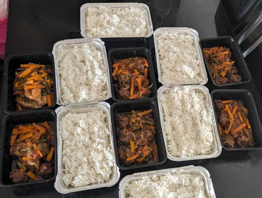 TitiNdema's tweet image. Le repas du jour pour l'équipe de prod, livré par @RootsNFlavours un vrai régal pour la team.
#TeaserDinos
#ProdExe 
#PrepaShooting