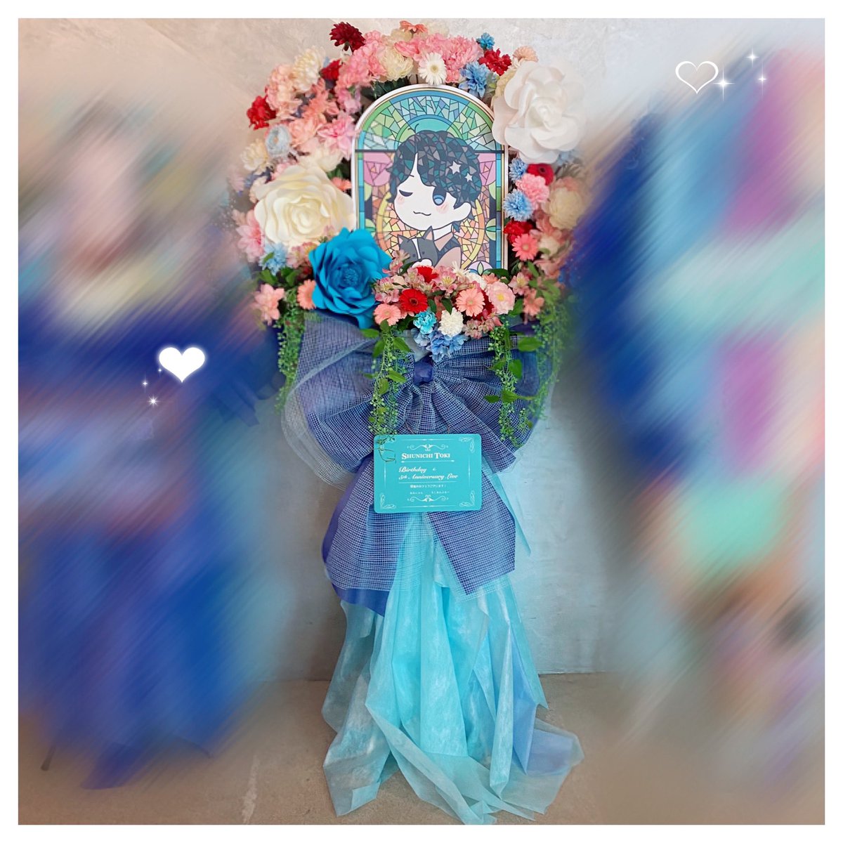 qykm12's tweet photo. 土岐隼一さん、本日は開催おめでとうございます🌹ささやかですが、友人とお花を贈らせて頂きました🌟リーシェの髪の色であるピンク、あの青のドレスをイメージし、私達のだいすきなルプななと「Another Birthday」に寄せました🦋
彩りを添えられていましたら幸いです🎙💙 #toki5th https://t.co/uBtuSM8ORi