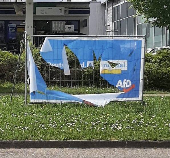 In #Kraichtal-Unteröwisheim & #Oberderdingen-Flehingen wurden am Wochenende 2 AfD-Großplakate zerstört.
Man fragt sich, ob die Verursacher tatsächl. davon ausgehen, dass so auch nur eine Wählerstimme für die #AfD verhindert werden könne?
Beide Sachbeschädigungen wurden angezeigt.