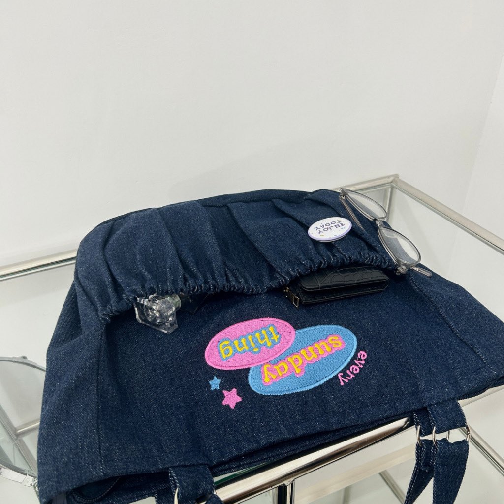 When i say i want a simple tote bag, this is what i mean 😘 hehe

this shop ada jual denim tote bag dengan material denim dan ada embroidery macam ni. laptop 14 inci pun boleh muat.